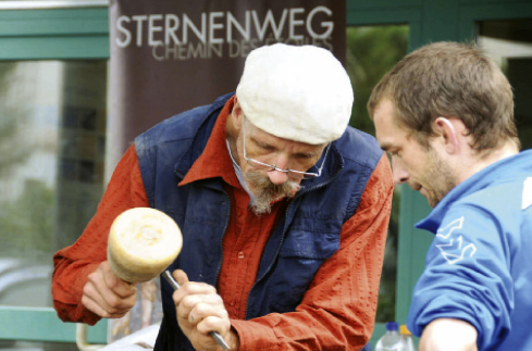 Steinmetz bei der Arbeit