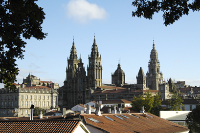 Blick über Dächer auf die Kathedrale Santiago de Compostela