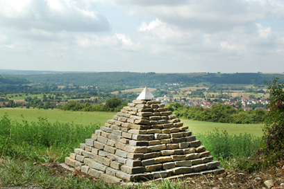 Steinpyramide am Wegesrand